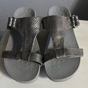 Vionic Ellie Metallic sandal, silver snake skin, women’s size 9.